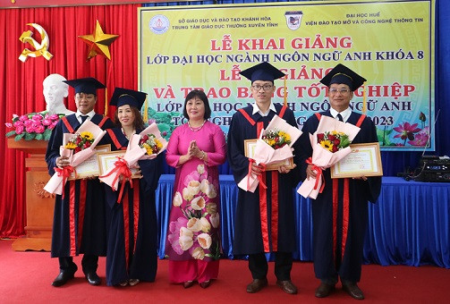 Lãnh đạo Trung tâm Giáo dục thường xuyên tỉnh Khánh Hòa trao giấy khen cho các học viên. 