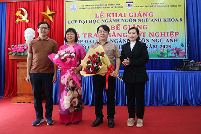 Học viên khóa 8 tặng hoa cho lãnh đạo Trung tâm Giáo dục thường xuyên tỉnh Khánh Hòa và Viện Đào tạo Mở và Công nghệ thông tin.
