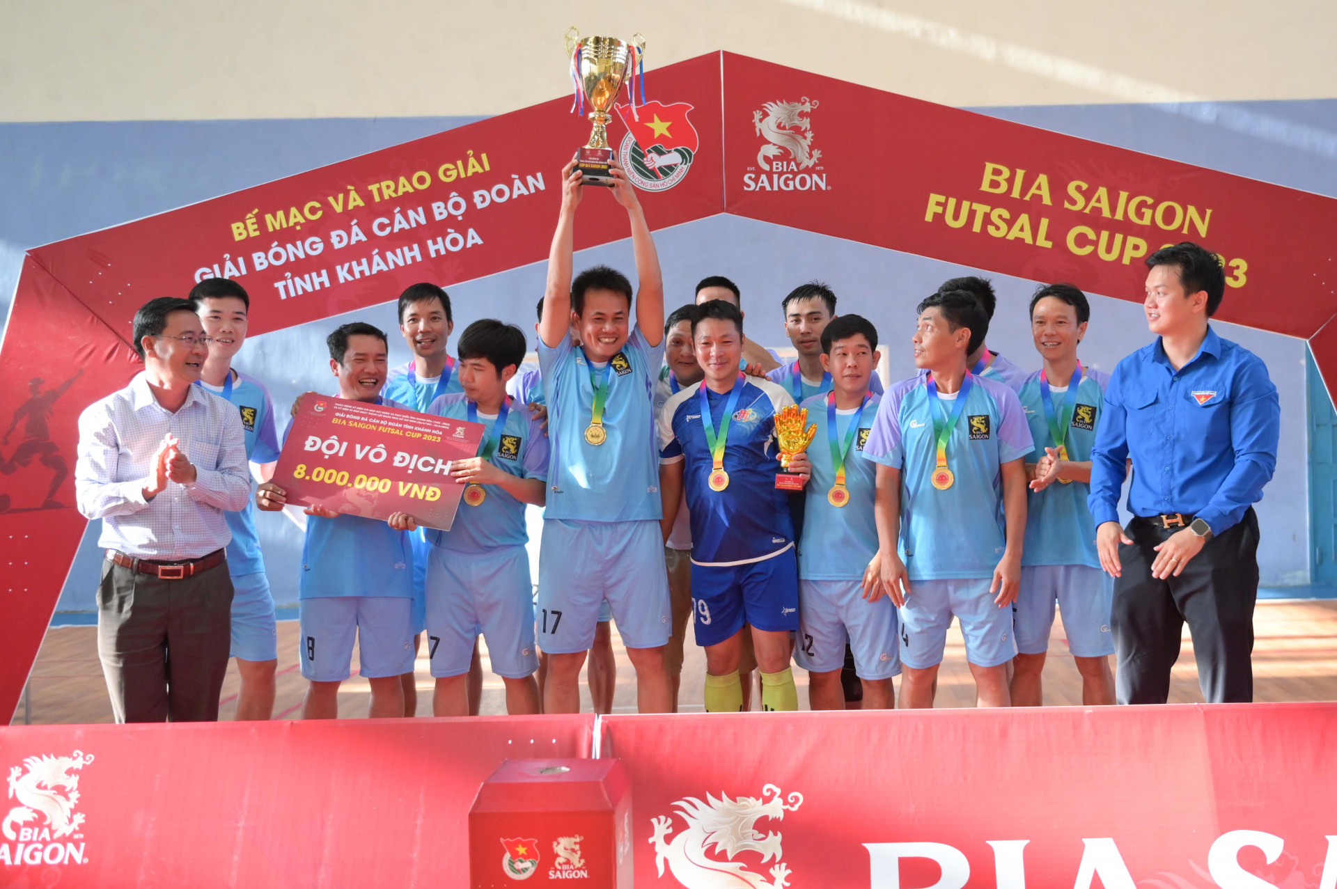 Đội bóng Huyện đoàn Vạn Ninh đạt cúp vô địch giải đấu