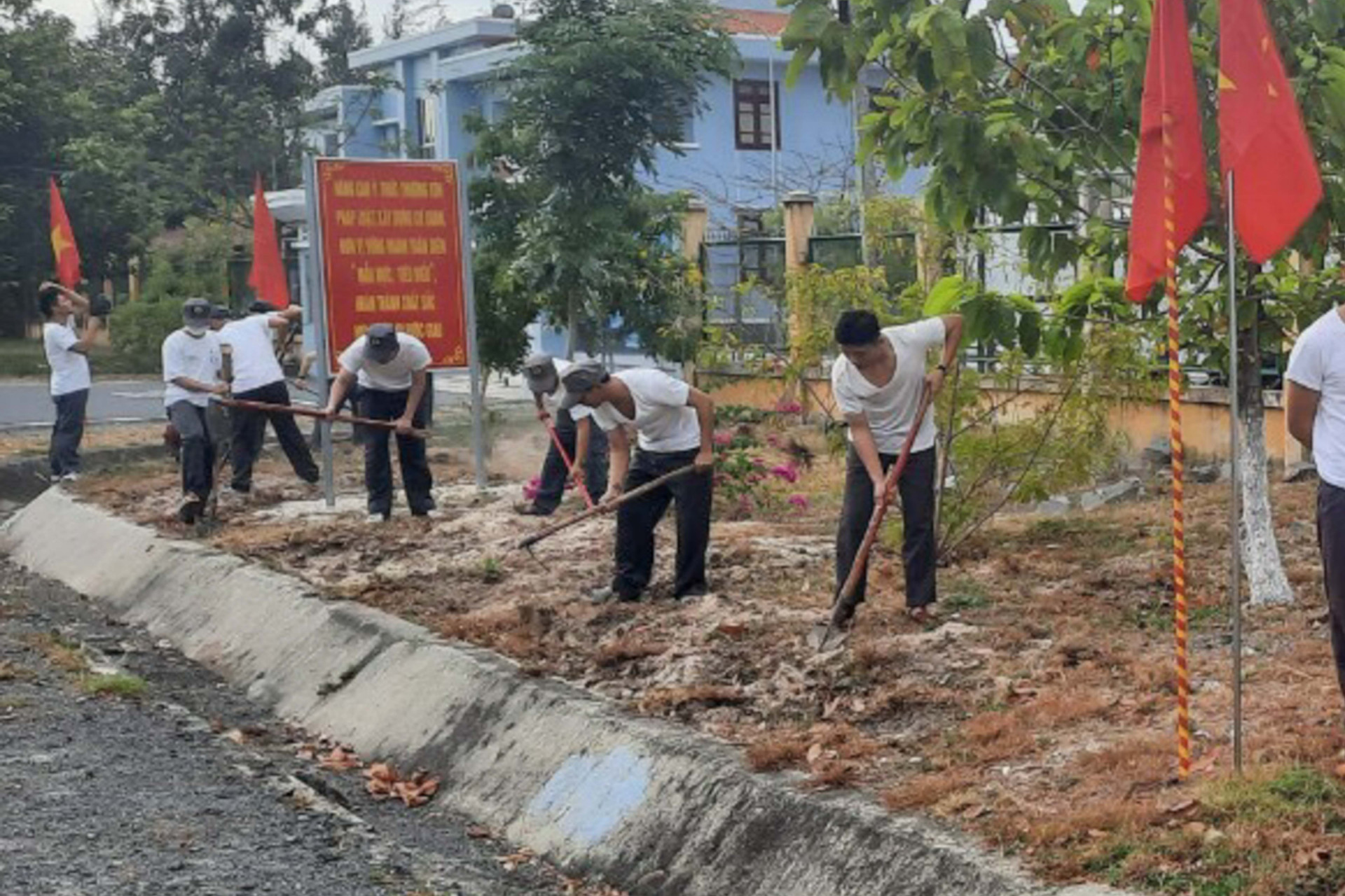 Đoàn viên, thanh niên chi đội tham gia hoạt động Ngày Chủ nhật xanh