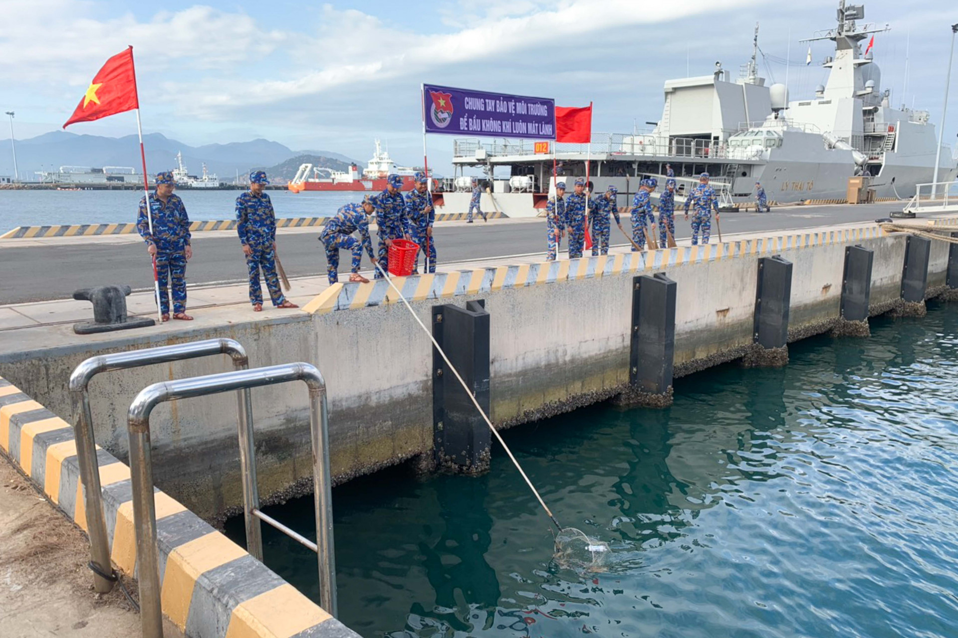 Thanh niên Lữ đoàn 162 tham gia thu gom rác trên biển khu vực cầu cảng