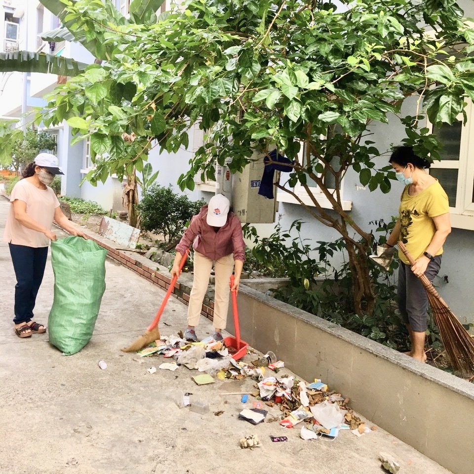 Phụ nữ phường Vĩnh Nguyên dọn dẹp vệ sinh tại khu vực sinh sống.