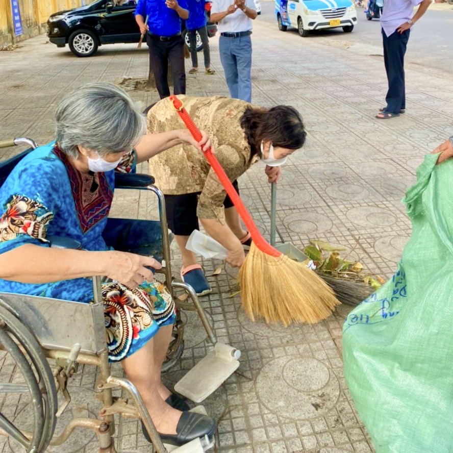 Phụ nữ đồng loạt ra quân dọn dẹp vệ sinh.