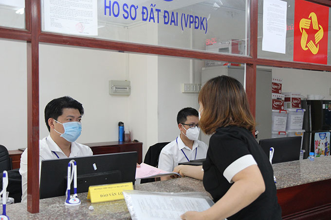 Giải quyết hồ sơ lĩnh vực đất đai tại bộ phận một cửa UBND TP. Nha Trang.