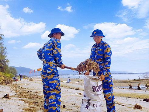 Các đoàn viên thanh niên thu gom rác tại bờ biển