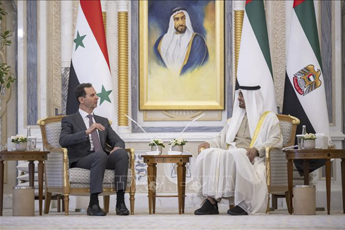 Tổng thống Syria Bashar al-Assad (trái) và Tổng thống UAE Mohammad bin Zayed Al-Nahyan tại cuộc gặp ở Abu Dhabi ngày 19/3/2023. Ảnh: AFP/TTXVN