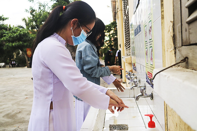 Nhiều trường lắp đặt bồn rửa tay dành cho học sinh, góp phần phòng, chống dịch bệnh. 