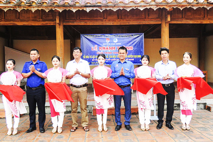 Huyện đoàn Vạn Ninh khánh thành công trình thanh niên số hóa tư liệu di tích lịch sử, văn hóa tại đình Phú Cang.