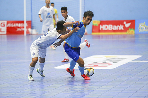 Tran Minh Tuan (blue jersey) fighting for ball