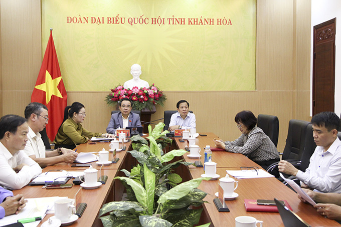Đoàn Đại biểu Quốc hội tỉnh Khánh Hòa tham gia trực tuyến phiên chất vấn và trả lời chất vấn.