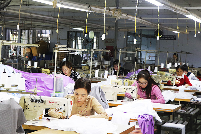 Hoạt động sản xuất  của một doanh nghiệp may  ở xã Diên Sơn. 