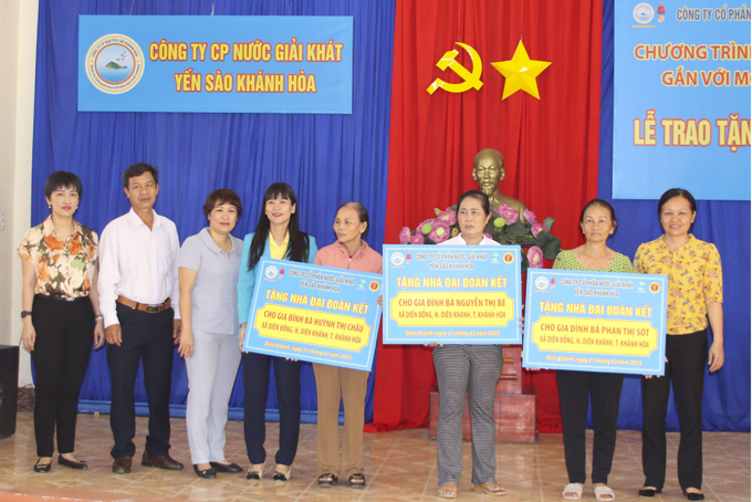 Công ty Cổ phần Nước giải khát Yến sào Khánh Hòa trao tặng 3 căn nhà đại đoàn kết