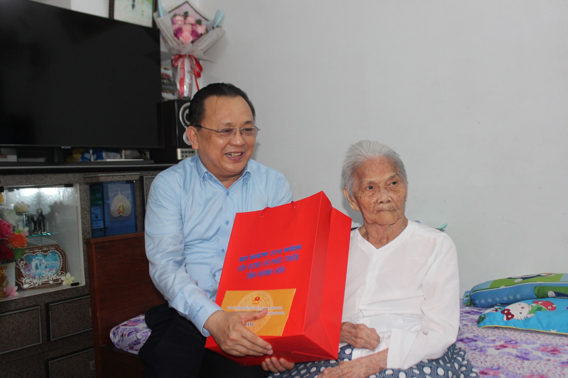 Ông Lê Hữu Hoàng đến thăm, tặng quà cho gia đình Bà mẹ Việt Nam Anh hùng Đặng Thị Bích.
