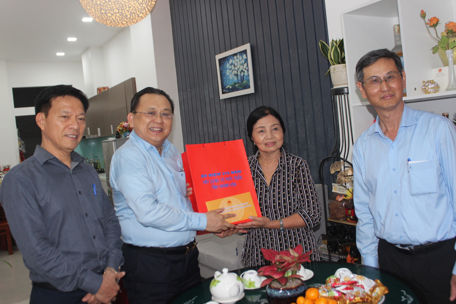 Ông Lê Hữu Hoàng đến thăm, tặng quà cho gia đình bà Lê Thị Minh Hãnh.