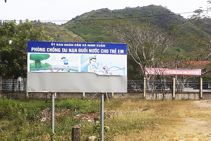 Pa nô tuyên truyền bị rách