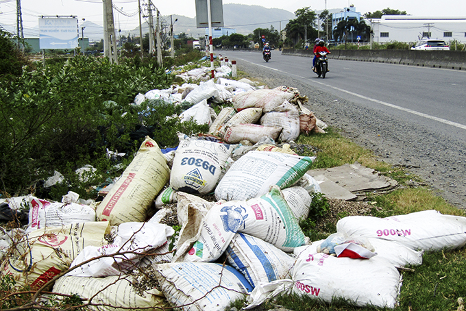 Vứt bừa bãi những bao vỏ sò, ốc, hến bên quốc lộ