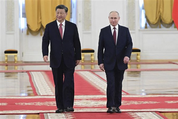 Chủ tịch Trung Quốc Tập Cận Bình (trái) và Tổng thống Nga Vladimir Putin tại Điện Kremlin ở Moskva tối 21/3/2023. (Ảnh: AFP/TTXVN)