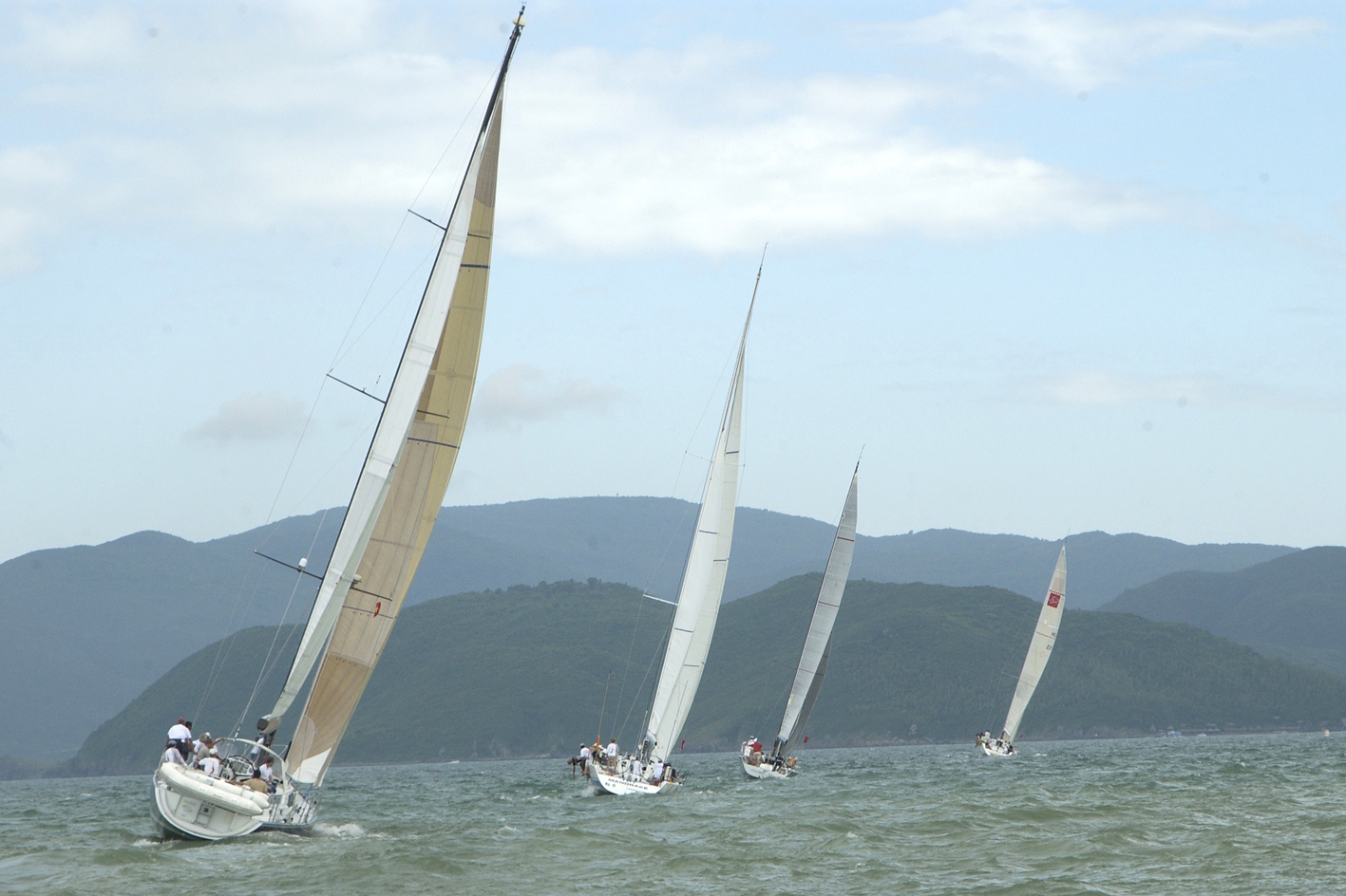 Các thuyền buồm tham gia cuộc đua từ Hong Kong đến Nha Trang chạy biểu diễn trên vịnh Nha Trang