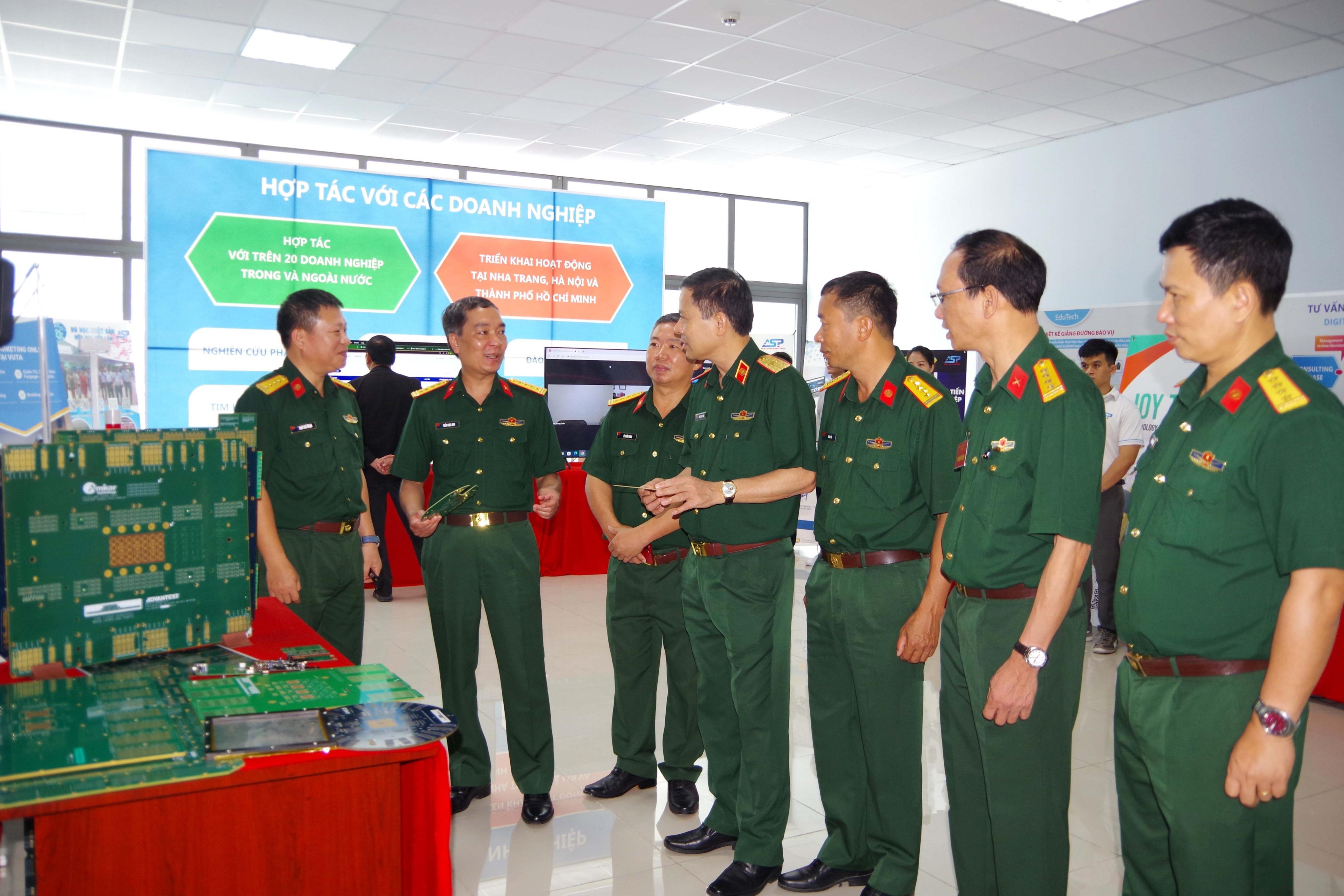 Tổng cục Chính trị kiểm tra công tác giáo dục khoa học xã hội và nhân văn tại Trường Sĩ quan Thông tin