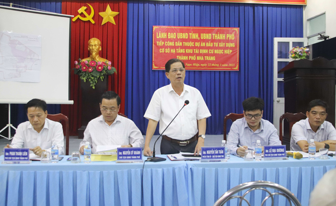 Ông Nguyễn Tấn Tuân chủ trì buổi tiếp dân.