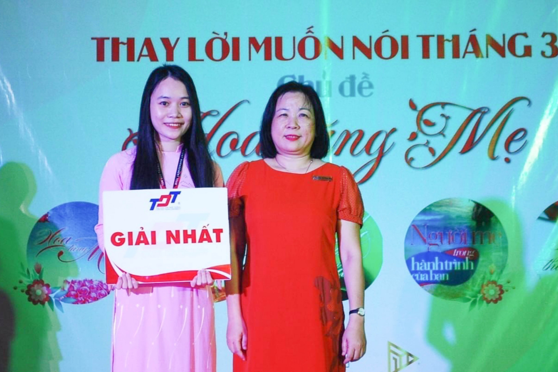 Ban tổ chức trao giải nhất cho sinh viên Lê Thị Tuyết Nhung
