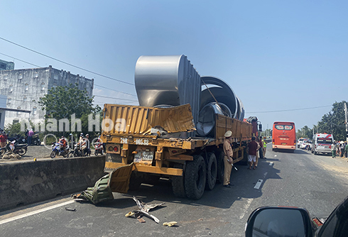 Xe tải va chạm với xe đầu kéo, mất lái tông sập nhà dân