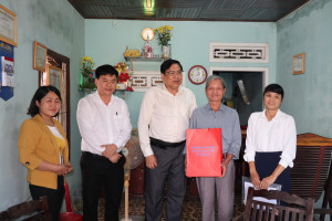 Ông Lê Hữu Thọ thăm, tặng quà gia đình chính sách huyện Cam Lâm
