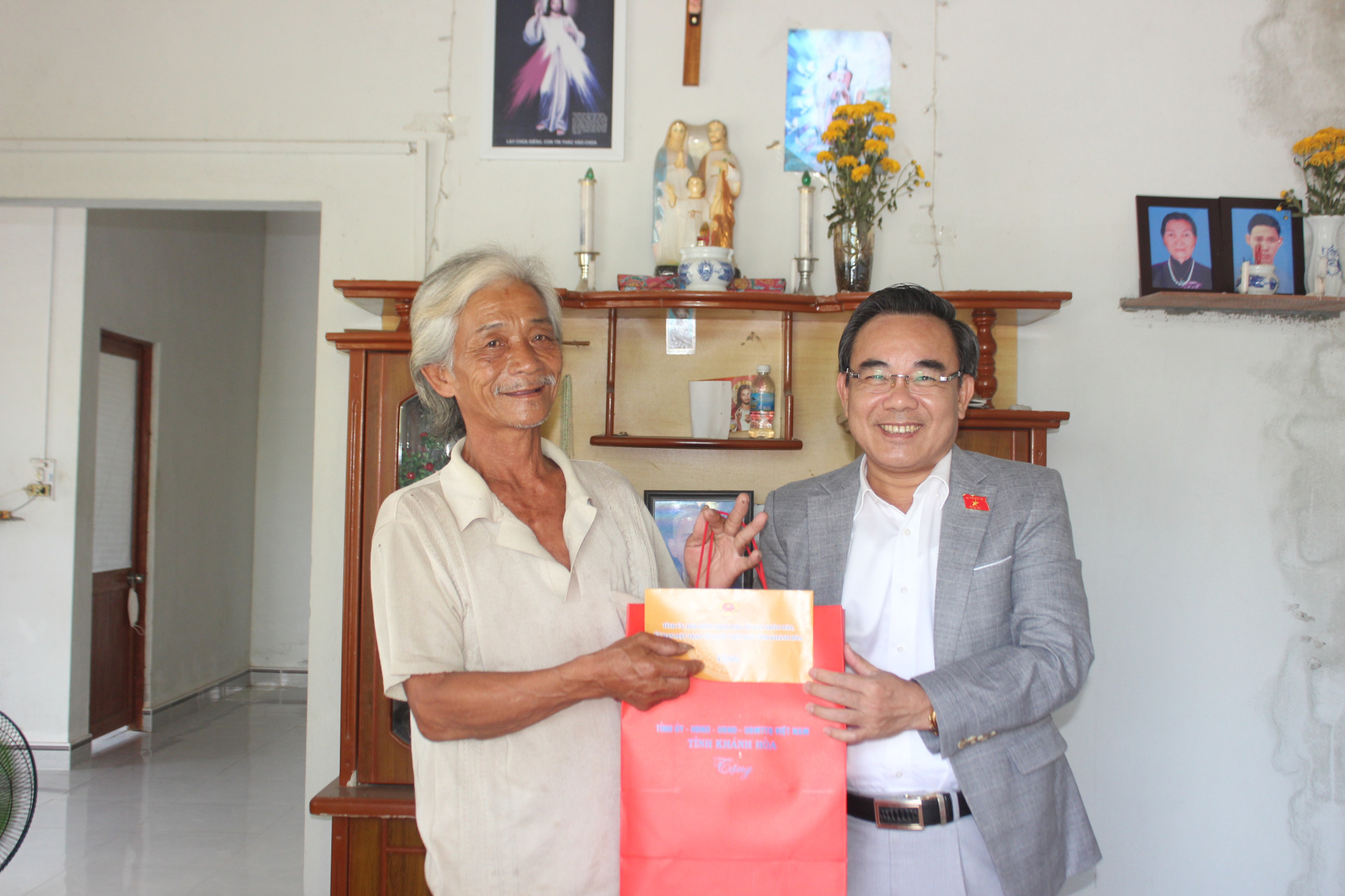 Ông Lê Hữu Trí tặng quà cho ông Lưu Quốc Thảo.