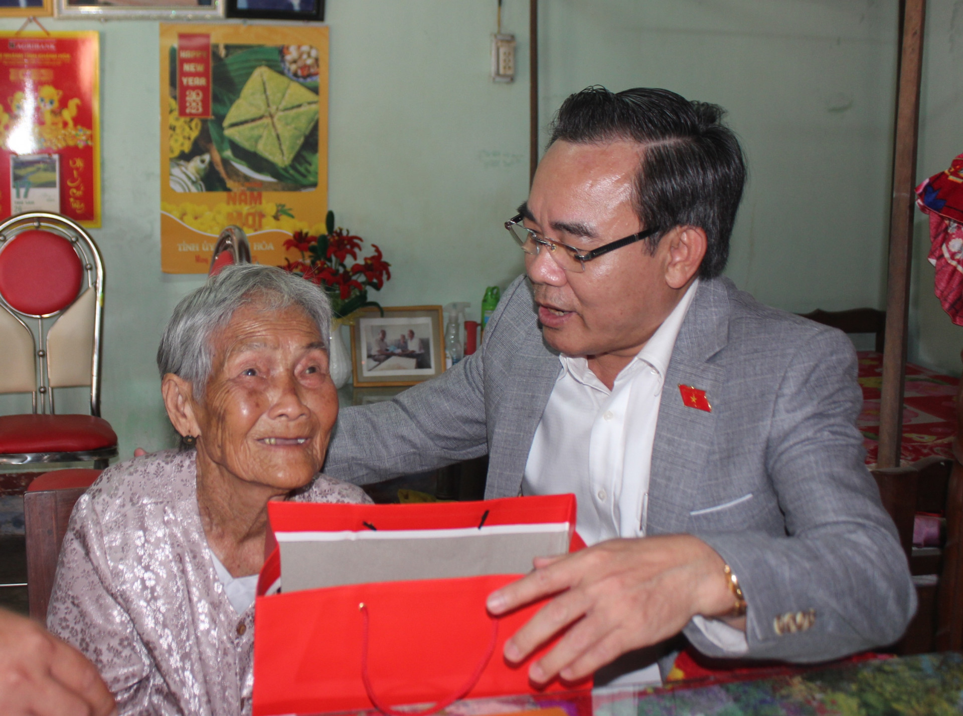Ông Lê Hữu Trí tặng quà cho mẹ Việt Nam Anh hùng Nguyễn Thị Trái.