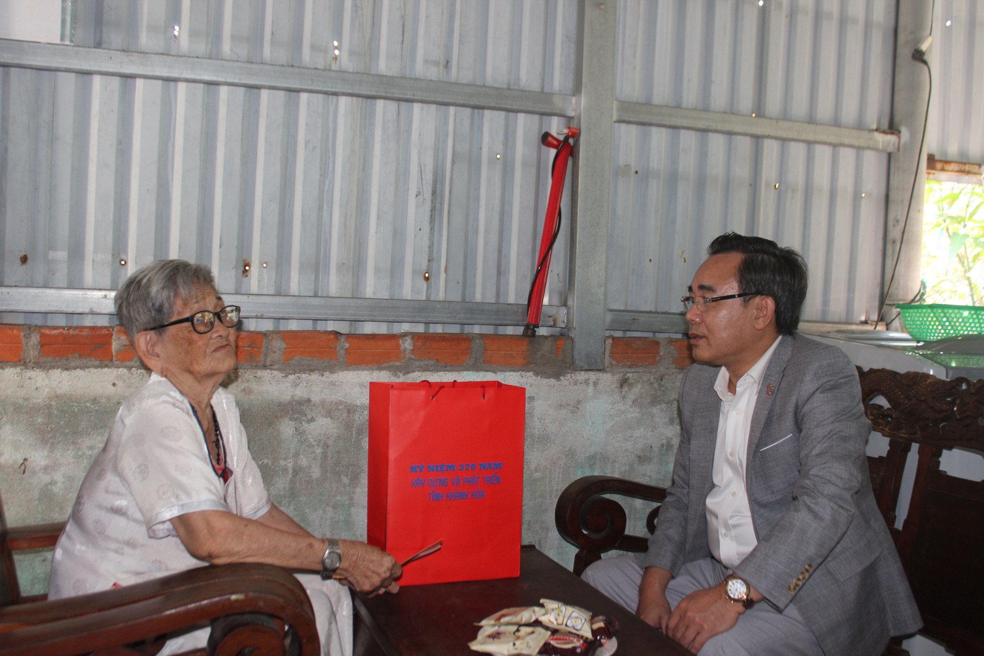 Ông Lê Hữu Trí thăm hỏi, tặng quà cho bà Huỳnh Thị Chi.