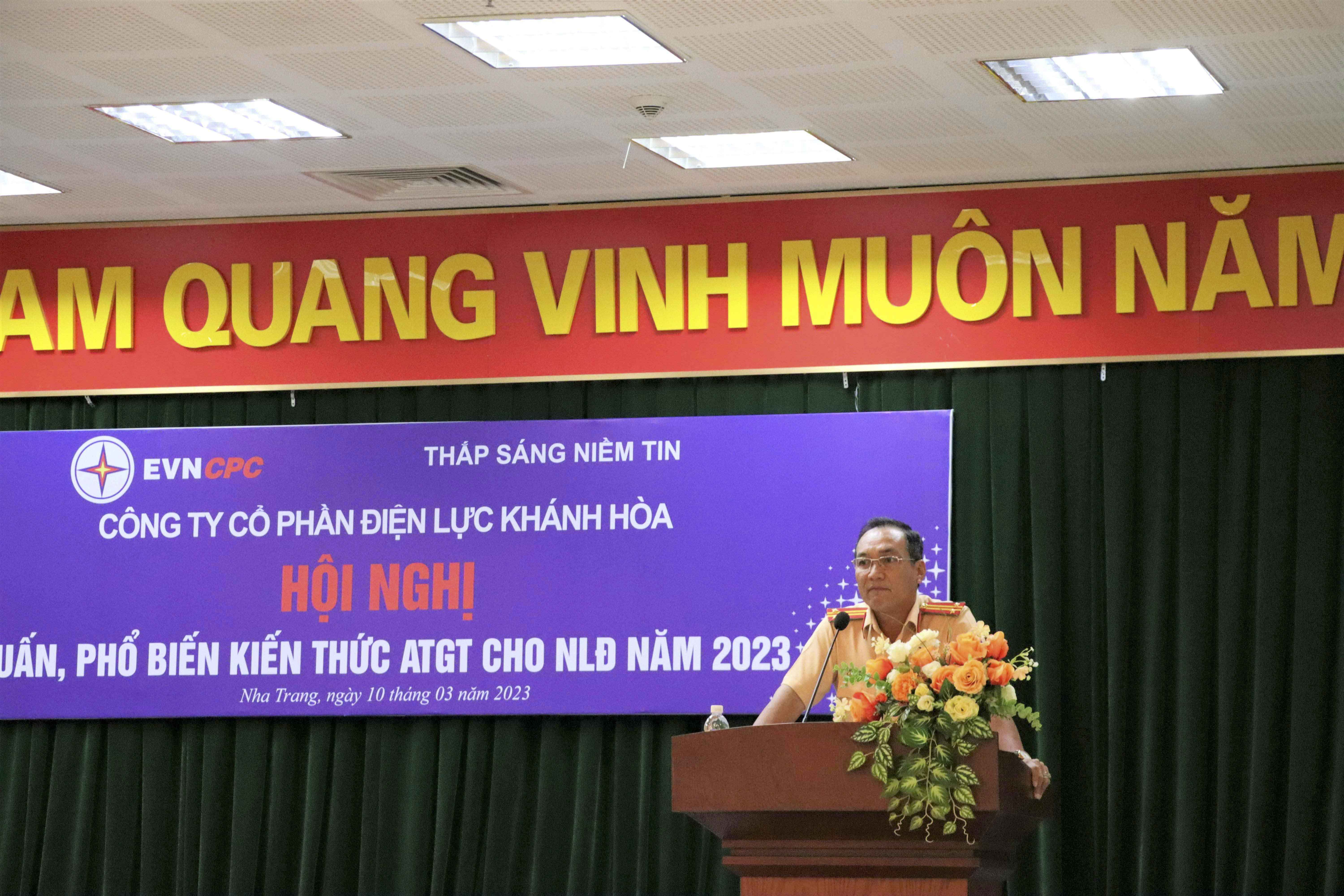 PC Khánh Hòa phổ biến kiến thức an toàn giao thông