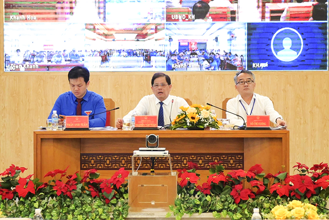 Chủ tịch UBND tỉnh Nguyễn Tấn Tuân đối thoại với thanh niên: Thế hệ trẻ phải luôn tiên phong, đổi mới, sáng tạo