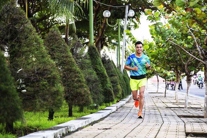Anh Khuất Anh Dũng - một người trẻ yêu chạy bộ dọc bờ biển Nha Trang mỗi sáng.  Ảnh: Vĩnh Thành