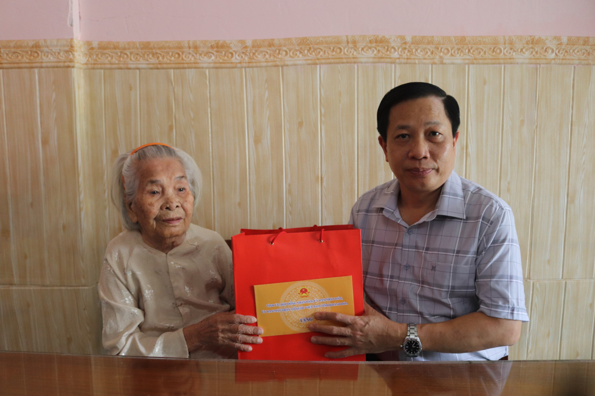 Ông Hà Quốc Trị đến thăm, tặng quà cho Bà mẹ Việt Nam anh hùng Võ Thị Mận.