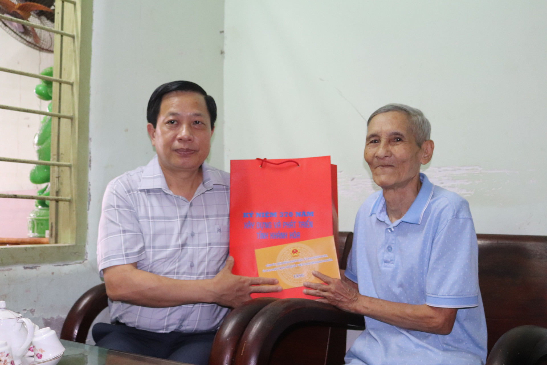 Ông Hà Quốc Trị đến thăm, tặng quà cho ông Lê Thanh Sơn (thương binh tỷ lệ thương tật 62%)