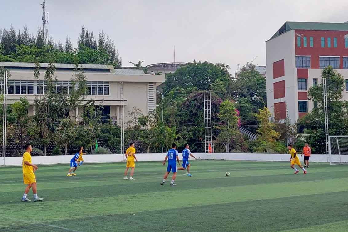 Trận đấu giữa đội Trường Đại học Nha Trang với đội Các cơ quan báo chí thường trú tại Khánh Hòa. 