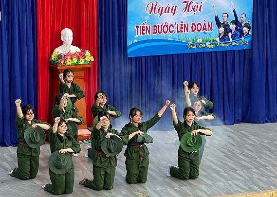 Biểu diễn hoạt cảnh ôn lại truyền thống ngày thành lập Đoàn TNCS Hồ Chí Minh. 