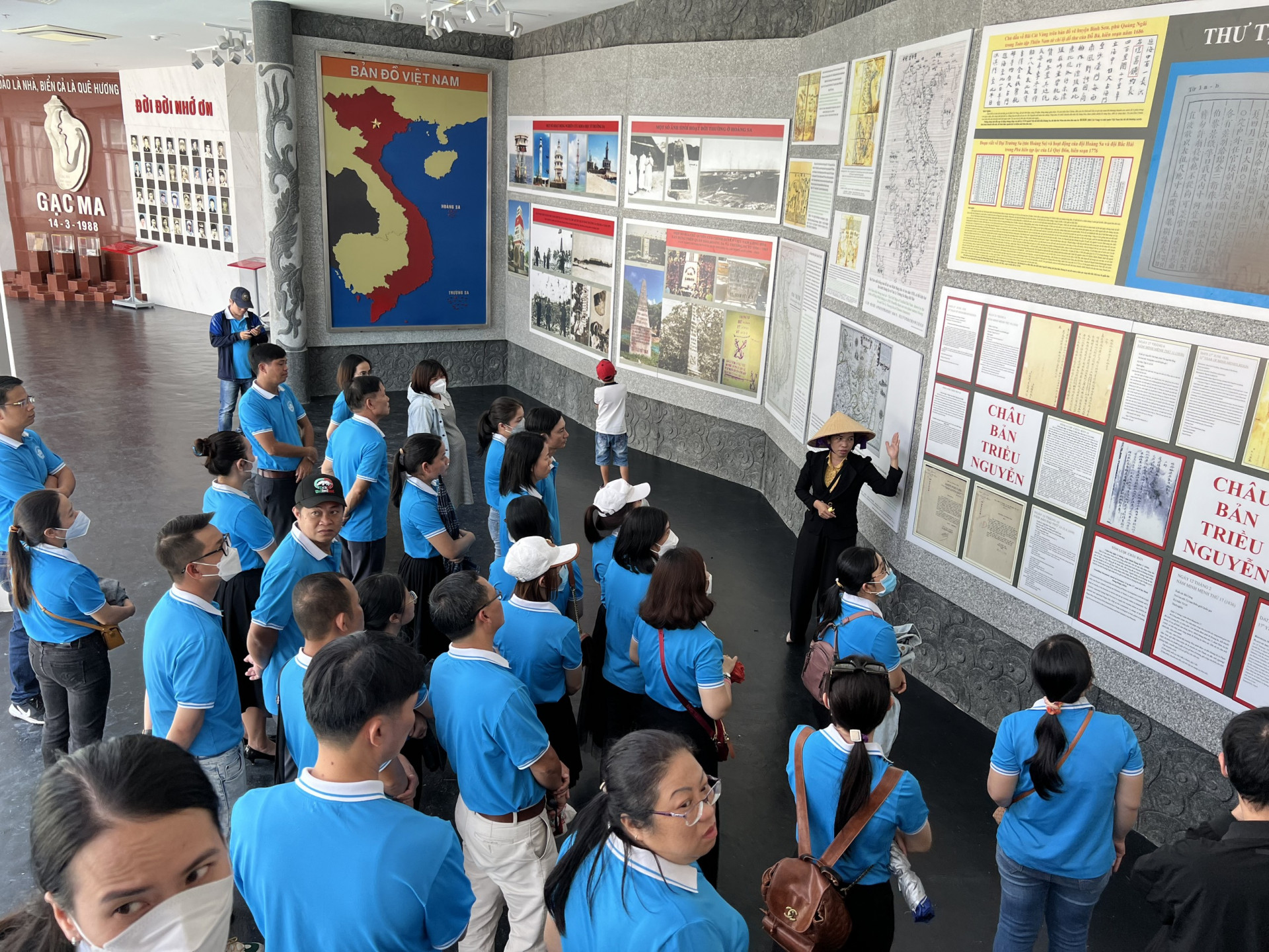 Lớp Trung cấp chính trị K167 Trường Chính trị tỉnh thăm quan, tìm hiểu về chủ quyền biển đảo Trường Sa tại Khu tưởng niệm chiến sĩ Gạc Ma 