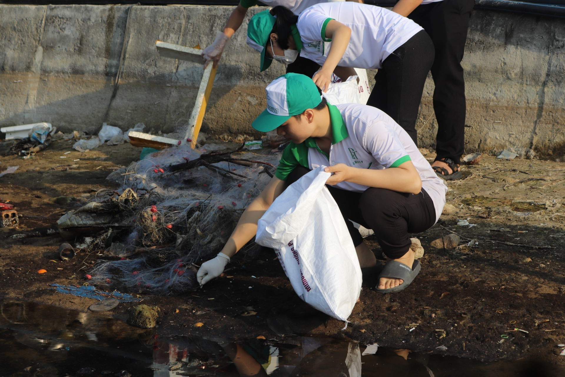 Những kênh rạch ở thôn Lương Hòa được các bạn trẻ thu gom rác. 