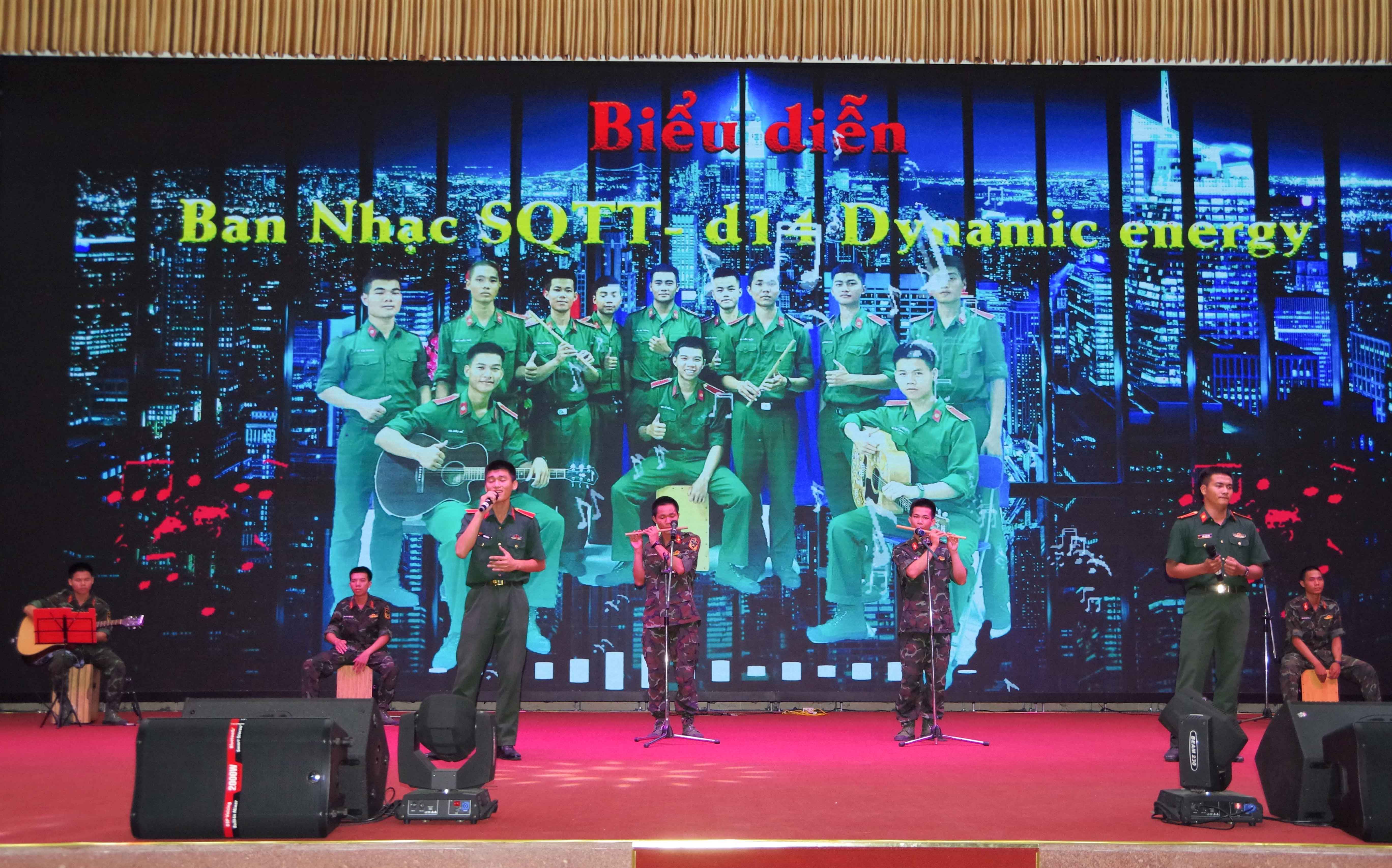 Trường Sĩ quan Thông tin tổ chức liên hoan ban nhạc và nhóm nhảy