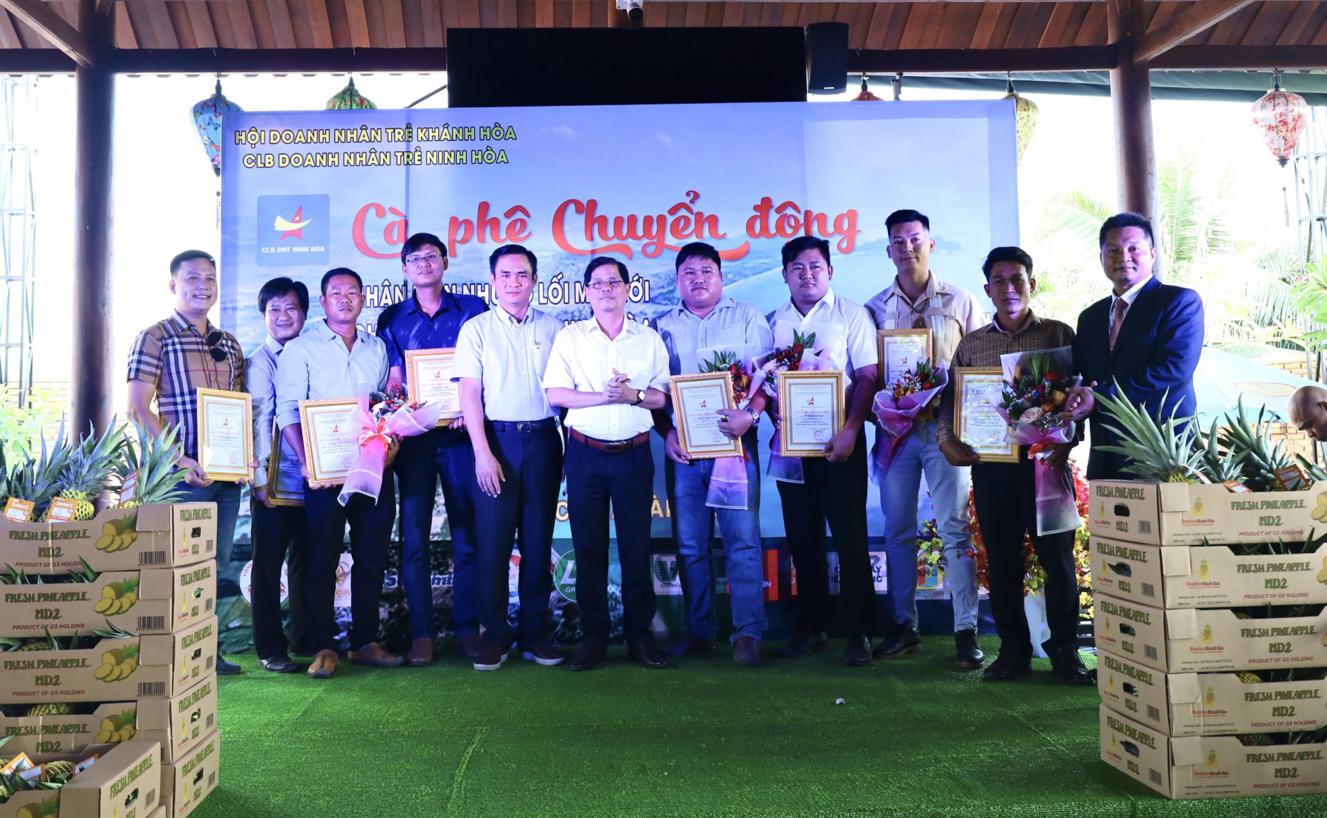 Ông Nguyễn Tấn Tuân - Phó Bí thư Tỉnh ủy, Chủ tịch UBND tỉnh (ở giữa) trao giấy chứng nhận hội viên cho các cá nhân.