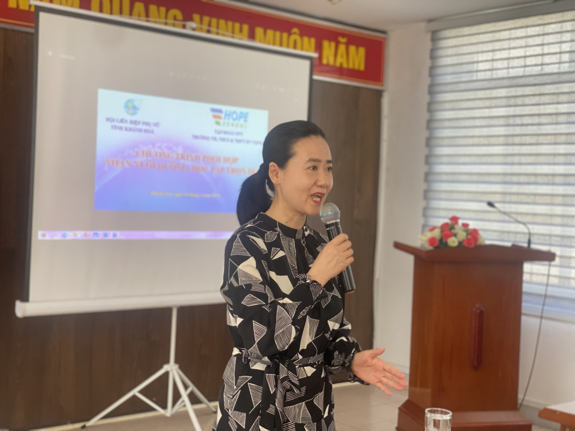 Bà Nguyễn Quỳnh Nga - Chủ tịch Hội LHPN tỉnh Khánh Hoà chia sẻ thông tin về chương trình phối hợp.