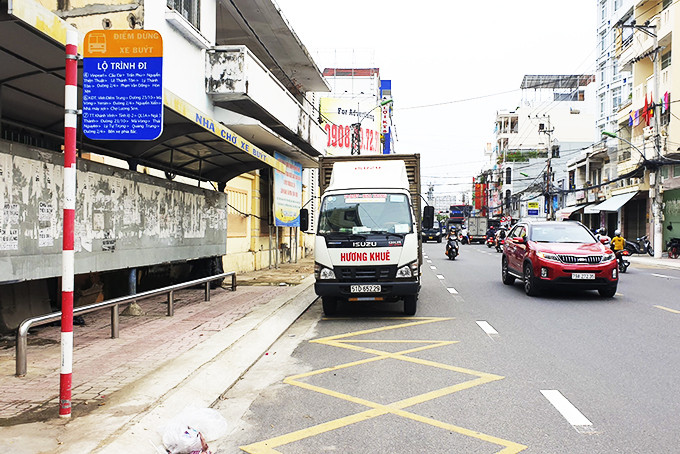 Một trạm dừng có tuyến xe buýt số 7, Khánh Vĩnh đi Nha Trang và ngược lại.