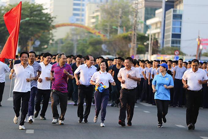 Hưởng ứng Ngày chạy Olympic vì sức khỏe toàn dân tại Nha Trang.