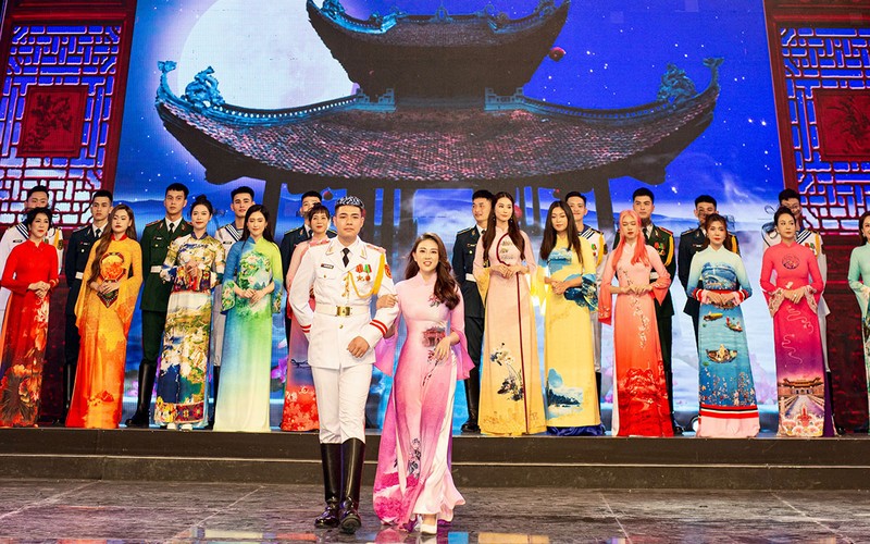 Các thí sinh trình diễn bộ sưu tập  "Việt Nam gấm hoa " của nhà thiết kế Thảo Giang. (Ảnh: Nhà thiết kế cung cấp)