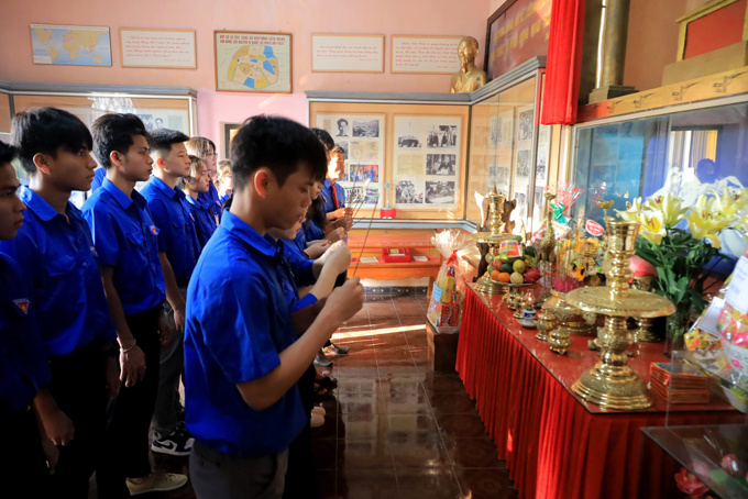 Kết nạp 17 đoàn viên tại Khu tưởng niệm Bác Hồ