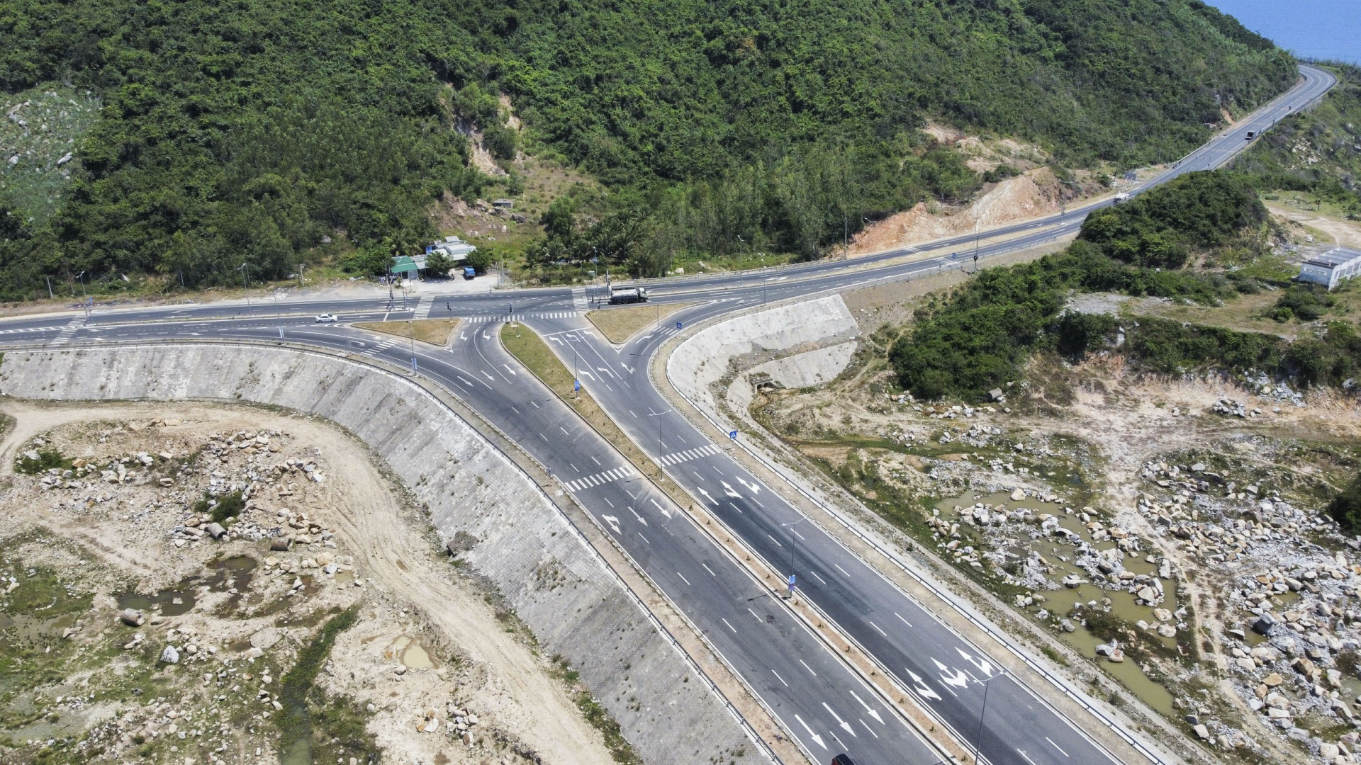 The project's starting point intersects with National Highway 1, Van Tho Commune, Van Ninh District, Khanh Hoa Province.