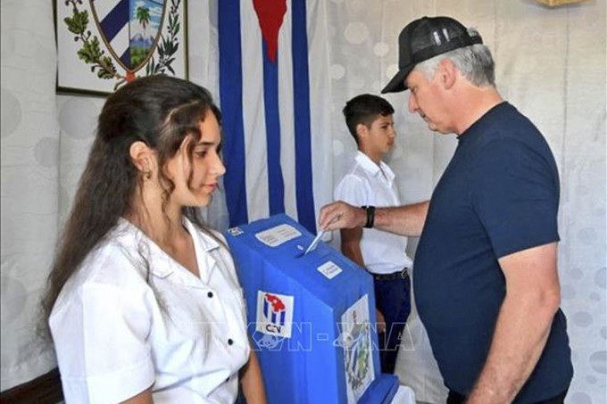 Chủ tịch Cuba Miguel Diaz-Canel bỏ phiếu trong cuộc bầu cử Quốc hội khóa X tại Santa Clara ngày 26/3/2023. Ảnh: AFP/TTXVN