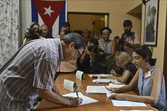 Ngoại trưởng Cuba Bruno Rodriguez (trái) tại điểm bầu cử Quốc hội ở La Habana ngày 26/3/2023. Ảnh: AFP/TTXVN