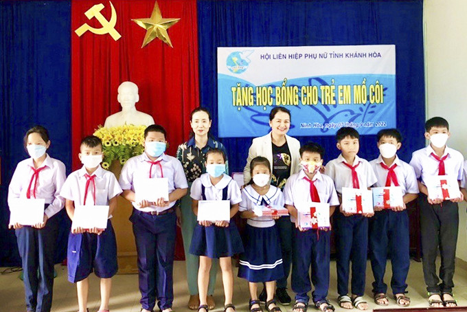 Hội Liên hiệp Phụ nữ tỉnh trao học bổng cho học sinh có hoàn cảnh khó khăn ở thị xã Ninh Hòa năm 2022.